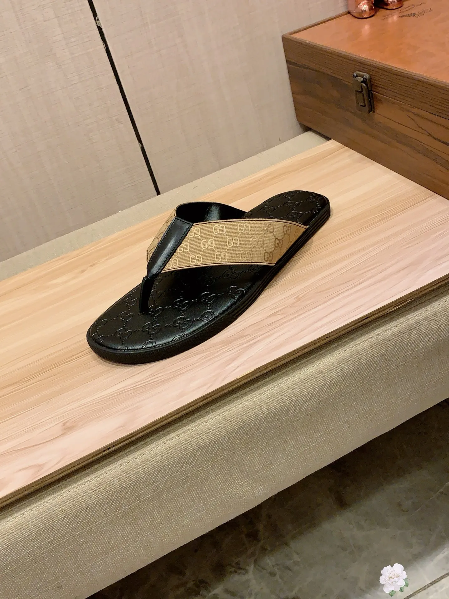Slippers: New model: Factory price: 260💰💰🎩🎩🔥🔥《 Gucci* 》Series of slippers top purchasing agent🔍🔍Sold at the same time for men, original Italian imported webbing made of selected cowhide, exquisite workmanship,), sole: (super comfortable) original factory special sole, ⚠️exclusive double-layer movable molded sole super comfortable⚠️, real shot🎬the real thing is more beautiful🔍🔍266 regular code 38-44, can be ordered 45.